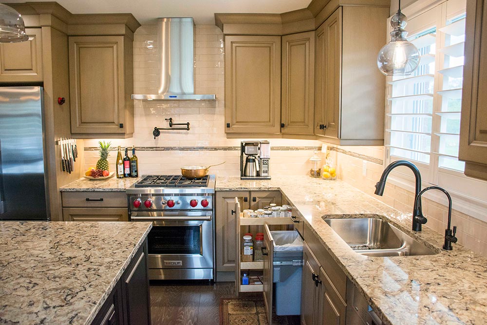 The Pros and Cons of Using a Renovation Contractor for a Kitchen Renovation